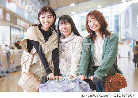 少女旅行出發前興奮的畫面 121484567