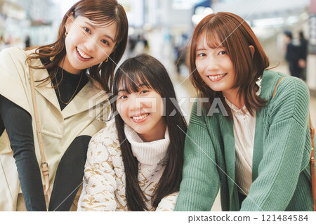 少女旅行出發前興奮的畫面 少女旅行出發前興奮的畫面 121484584