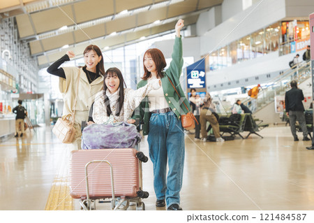 少女旅行出發前興奮的畫面 121484587