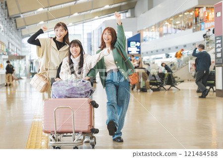 少女旅行出發前興奮的畫面 121484588