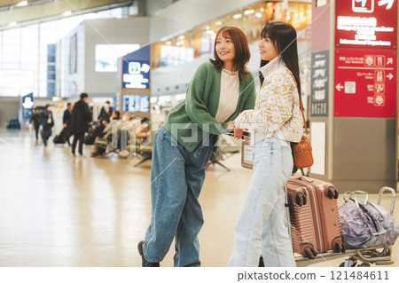 少女旅行出發前興奮的畫面 少女旅行出發前興奮的畫面 121484611