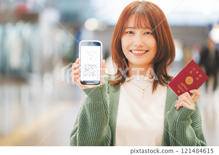 使用智慧型手機引導遊客的圖片 121484615