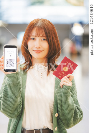 使用智慧型手機引導遊客的圖片 121484616