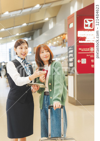 圖為客艙空服員在機場提供指導 121484623