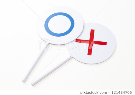 在白色背景上的 Marubatsu 法案 121484706