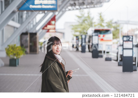 一位女士在機場等待朋友的照片 121484721