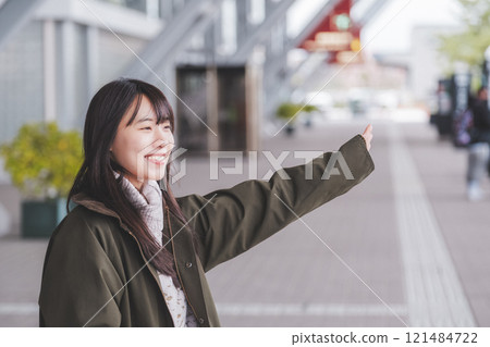 一位女士在機場等待朋友的照片 121484722