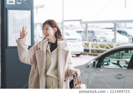 一位女士在機場與朋友會面的照片 一位女士在機場與朋友會面的照片 121484723