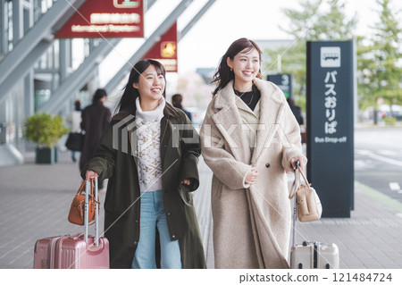 少女旅行出發前興奮的畫面 121484724