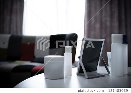 Young women's skin care image, women's choice of cosmetics, skin care, skin care, problem, negative image Young women's skin care image, women's choice of cosmetics, skin care, skin care, problem, negative image 121485089