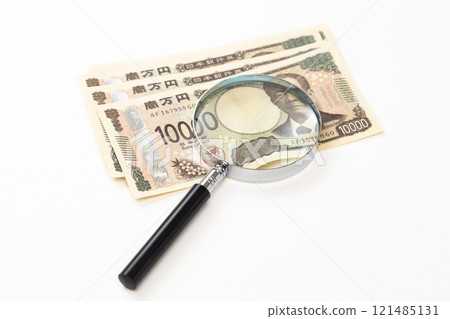 白色背景中的 10,000 日元鈔票和放大鏡 白色背景中的 10,000 日元鈔票和放大鏡 121485131