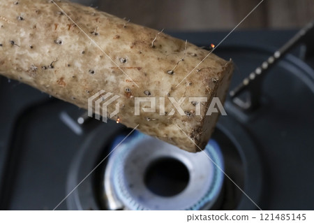 Grilling the roots of Chinese yam on the stove Grilling the roots of Chinese yam on the stove 121485145