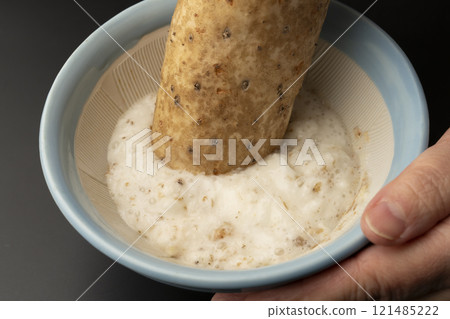 將去皮的山藥放入研缽中磨碎 121485222