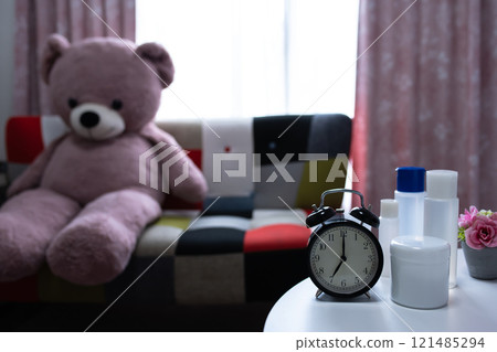 Morning skin care image of a young woman, women's choice of cosmetics, skin care, skin care, clock, problem, negative image 121485294