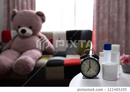 Morning skin care image of a young woman, women's choice of cosmetics, skin care, skin care, clock, problem, negative image 121485295