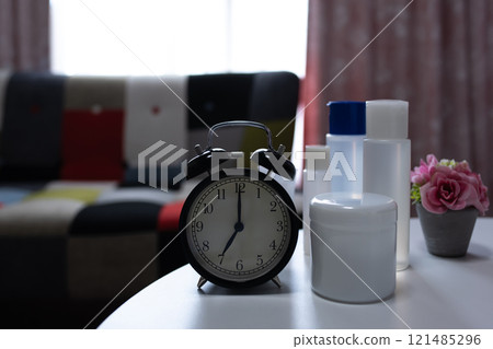 Morning skin care image of a young woman, women's choice of cosmetics, skin care, skin care, clock, problem, negative image Morning skin care image of a young woman, women's choice of cosmetics, skin care, skin care, clock, problem, negative image 121485296