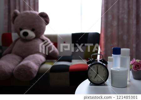 Morning skin care image of a young woman, women's choice of cosmetics, skin care, skin care, clock, problem, negative image 121485301