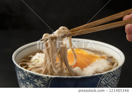 山掛蕎麥麵 用筷子夾起山藥蕎麥麵 山掛蕎麥麵 用筷子夾起山藥蕎麥麵 121485348
