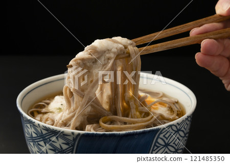 山掛蕎麥麵 用筷子夾起山藥蕎麥麵 121485350