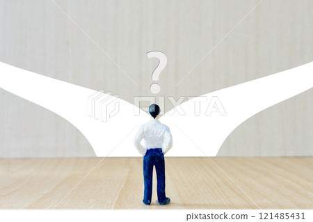 商人在岔路口迷路了 商人在岔路口迷路了 121485431