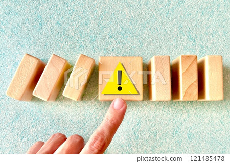 停止倒下的多米諾骨牌以避免危機 121485478