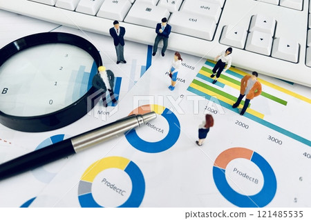 Business scene, discussing data together 121485535