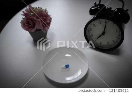 過量、OD 影像、接種大量藥物、藥物過量、壓力、憂鬱、年輕人、社會問題 121485911