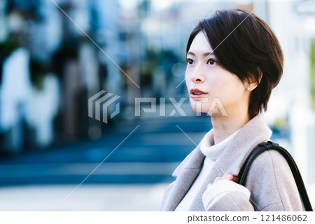 A woman walking in the city 121486062