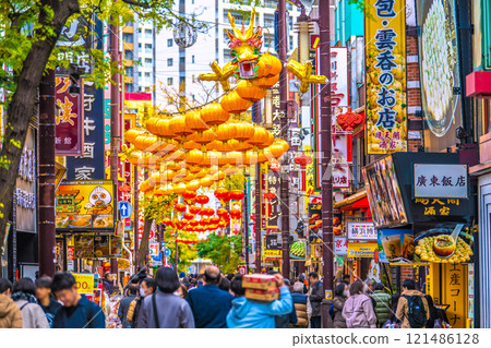 日本橫濱城市景觀 2025 年春節燈籠。繁華的唐人街大道…新時代的一線希望… 121486128