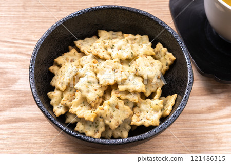 Green Laver and Sesame Crackers 121486315