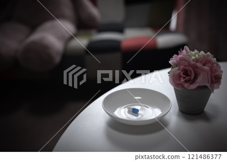 過量、OD 影像、接種大量藥物、藥物過量、壓力、憂鬱、年輕人、社會問題 121486377