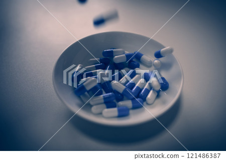 過量、OD 影像、接種大量藥物、藥物過量、壓力、憂鬱、年輕人、社會問題 過量、OD 影像、接種大量藥物、藥物過量、壓力、憂鬱、年輕人、社會問題 121486387