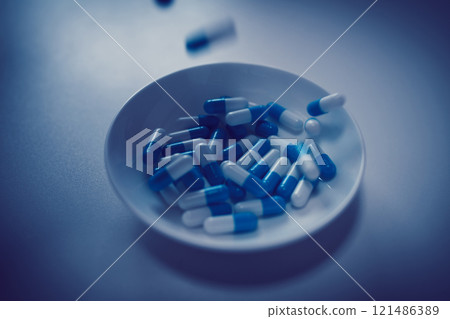 過量、OD 影像、接種大量藥物、藥物過量、壓力、憂鬱、年輕人、社會問題 121486389