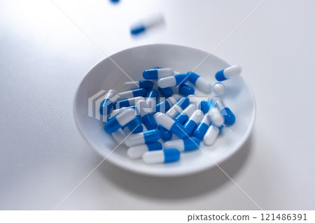 Spilling medicine, drug prices, a large amount of capsules consumed, overdose, OD image, taking a large amount of medicine 121486391