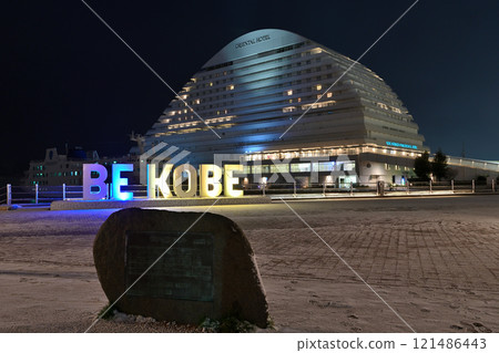 2023/01/24 A rare snow scene in Kobe city 121486443