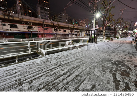 2023/01/24 A rare snow scene in Kobe city 121486490