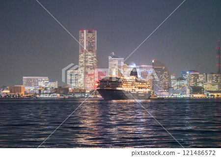 [Kanagawa Prefecture] Departing luxury cruise ship and night view of Yokohama 121486572