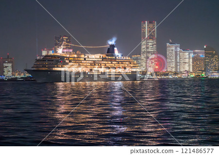 [Kanagawa Prefecture] Departing luxury cruise ship and night view of Yokohama 121486577