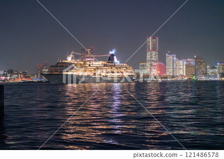 [Kanagawa Prefecture] Departing luxury cruise ship and night view of Yokohama 121486578