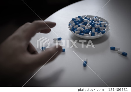藥物過量、OD 影像、手注射大量藥物、藥物過量、壓力、憂鬱、年輕人、社會問題 藥物過量、OD 影像、手注射大量藥物、藥物過量、壓力、憂鬱、年輕人、社會問題 121486581