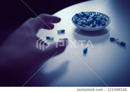 藥物過量、OD 影像、手注射大量藥物、藥物過量、壓力、憂鬱、年輕人、社會問題 121486588