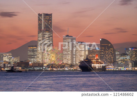 <Kanagawa Prefecture> The Nippon Maru leaving port and the night view of Yokohama 121486602