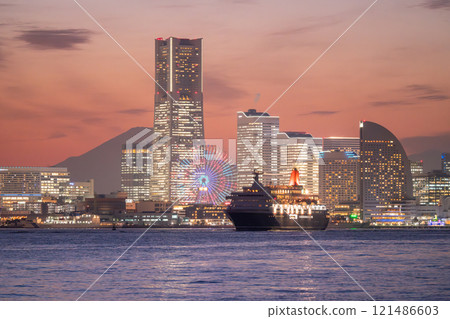 <Kanagawa Prefecture> The Nippon Maru leaving port and the night view of Yokohama 121486603