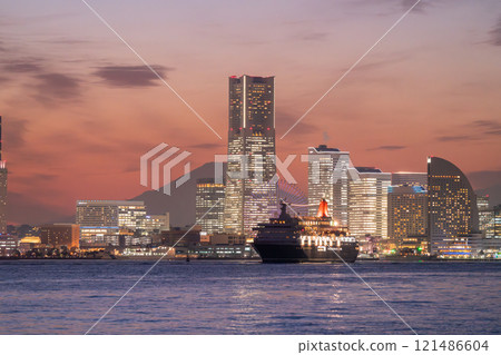<Kanagawa Prefecture> The Nippon Maru leaving port and the night view of Yokohama 121486604