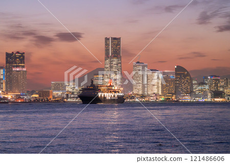 <Kanagawa Prefecture> The Nippon Maru leaving port and the night view of Yokohama <Kanagawa Prefecture> The Nippon Maru leaving port and the night view of Yokohama 121486606