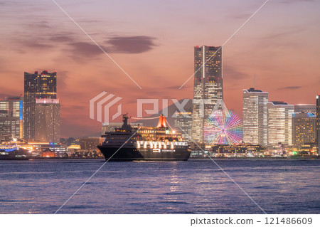 <Kanagawa Prefecture> The Nippon Maru leaving port and the night view of Yokohama 121486609