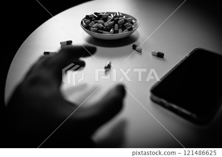 藥物過量、OD 影像、手注射大量藥物、藥物過量、壓力、憂鬱、年輕人、社會問題 藥物過量、OD 影像、手注射大量藥物、藥物過量、壓力、憂鬱、年輕人、社會問題 121486625