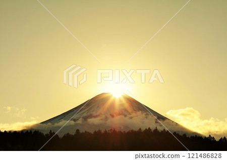 Diamond Fuji from Asagiri Plateau, Shizuoka Prefecture 121486828