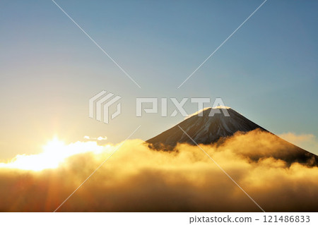 The sun at dawn, the sea of clouds, and Mt. Fuji 121486833