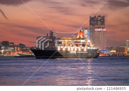 [神奈川縣]日本丸從港口出發和橫濱夜景 121486935